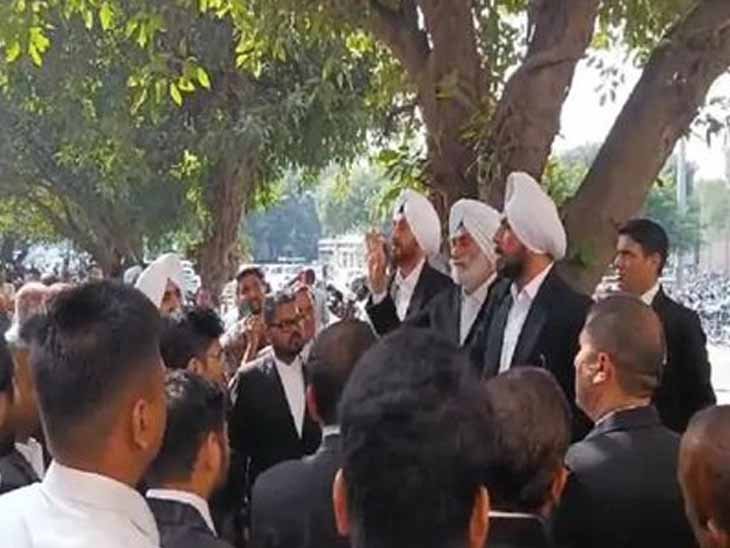 पंजाब के वकीलों की अनिश्चितकालीन हड़ताल शुरू, कोर्ट का कामकाज हुआ ठप्प पंजाब के वकीलों की अनिश्चितकालीन हड़ताल शुरू, कोर्ट का कामकाज हुआ ठप्प
