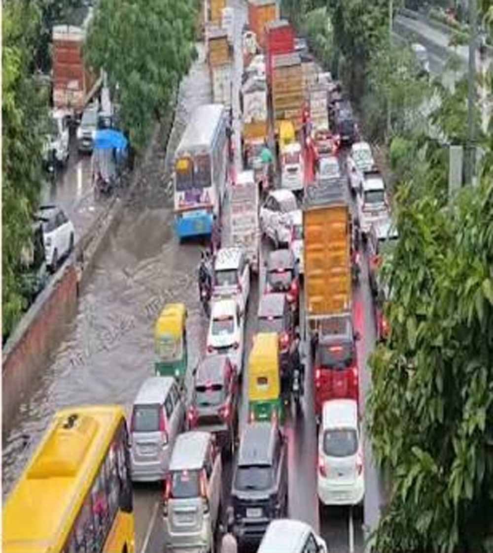 लुधियाना-दिल्ली नेशनल हाईवे पर लंबा जाम, हाईवे ब्लॉक होने से वाहनों की रफ्तार थमी लुधियाना-दिल्ली नेशनल हाईवे पर लंबा जाम, हाईवे ब्लॉक होने से वाहनों की रफ्तार थमी