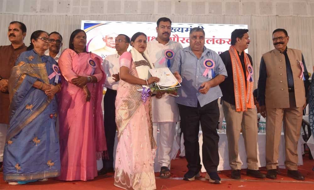 शिक्षा ही सफलता का मूल मंत्र है, कोई भी बच्चा शिक्षा से वंचित न रहे — पर्यटन मंत्री राजेश अग्रवाल शिक्षा ही सफलता का मूल मंत्र है, कोई भी बच्चा शिक्षा से वंचित न रहे — पर्यटन मंत्री राजेश अग्रवाल