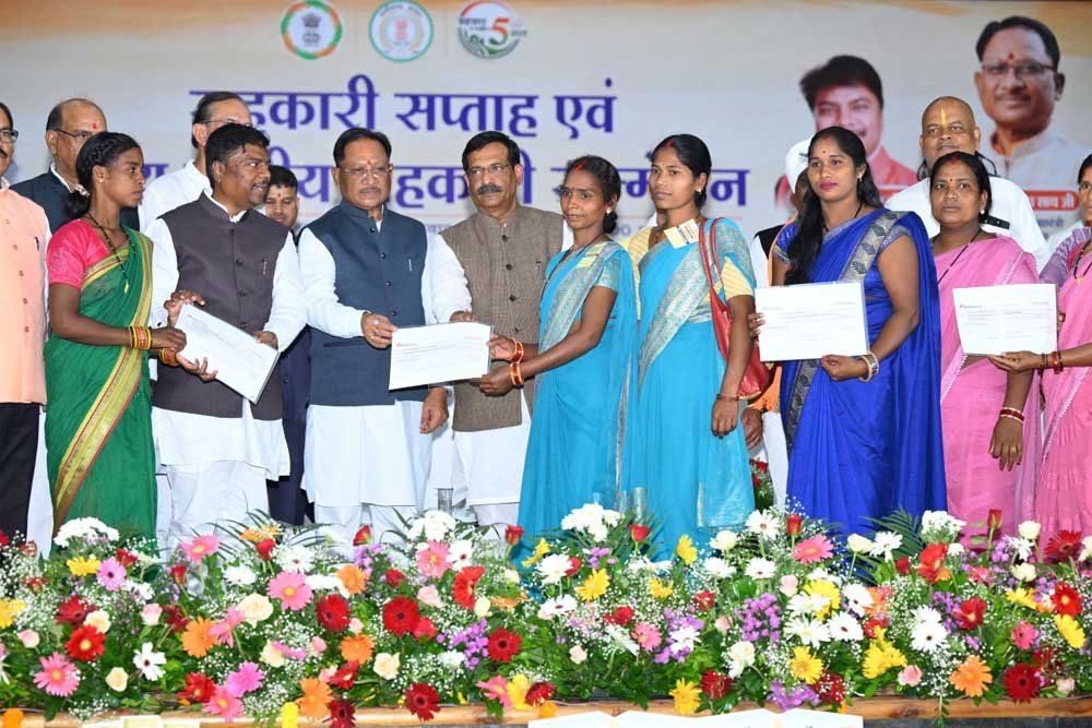 मुख्यमंत्री विष्णुदेव साय ने जशपुर के वन धन विकास केंद्र पंचक्की की महिला स्व-सहायता समूह को किया सम्मानित मुख्यमंत्री विष्णुदेव साय ने जशपुर के वन धन विकास केंद्र पंचक्की की महिला स्व-सहायता समूह को किया सम्मानित