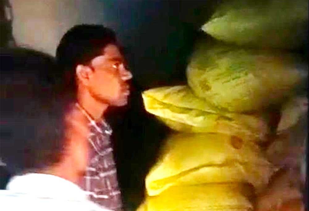 बेमेतरा में अवैध उर्वरक भंडारण पर बड़ी कार्रवाई, 275 बोरी यूरिया जब्त; किसानों के अधिकारों की रक्षा के लिए राज्य सरकार सजग बेमेतरा में अवैध उर्वरक भंडारण पर बड़ी कार्रवाई, 275 बोरी यूरिया जब्त; किसानों के अधिकारों की रक्षा के लिए राज्य सरकार सजग