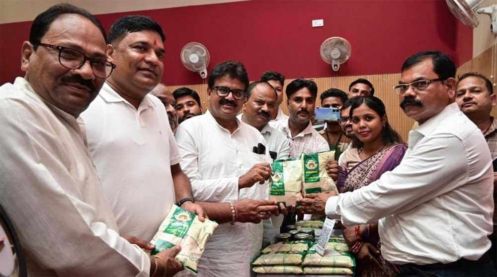जीपीएम का ‘विष्णुभोग’ चावल बना महिलाओं की समृद्धि का नया ब्रांड, आधे घंटे में 45 हजार रुपये से अधिक की रिकॉर्ड बिक्री जीपीएम का ‘विष्णुभोग’ चावल बना महिलाओं की समृद्धि का नया ब्रांड, आधे घंटे में 45 हजार रुपये से अधिक की रिकॉर्ड बिक्री