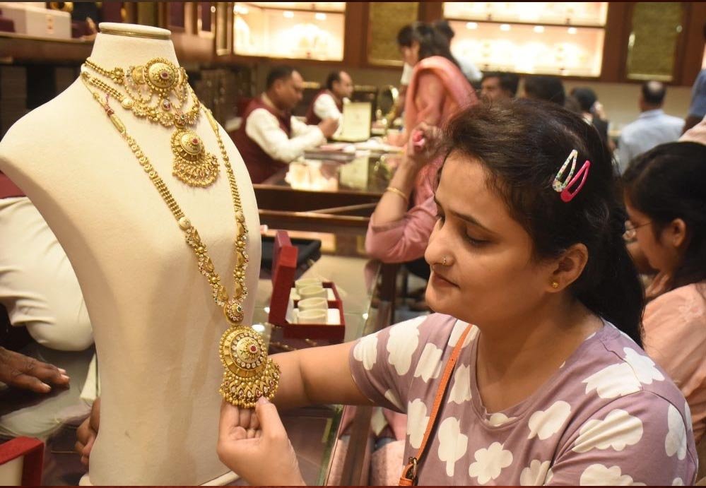 Gold Silver Price Crash: सोना-चांदी में बड़ी गिरावट, सिल्वर ₹4,000 टूटा, गोल्ड 1.45 लाख के नीचे Gold Silver Price Crash: सोना-चांदी में बड़ी गिरावट, सिल्वर ₹4,000 टूटा, गोल्ड 1.45 लाख के नीचे