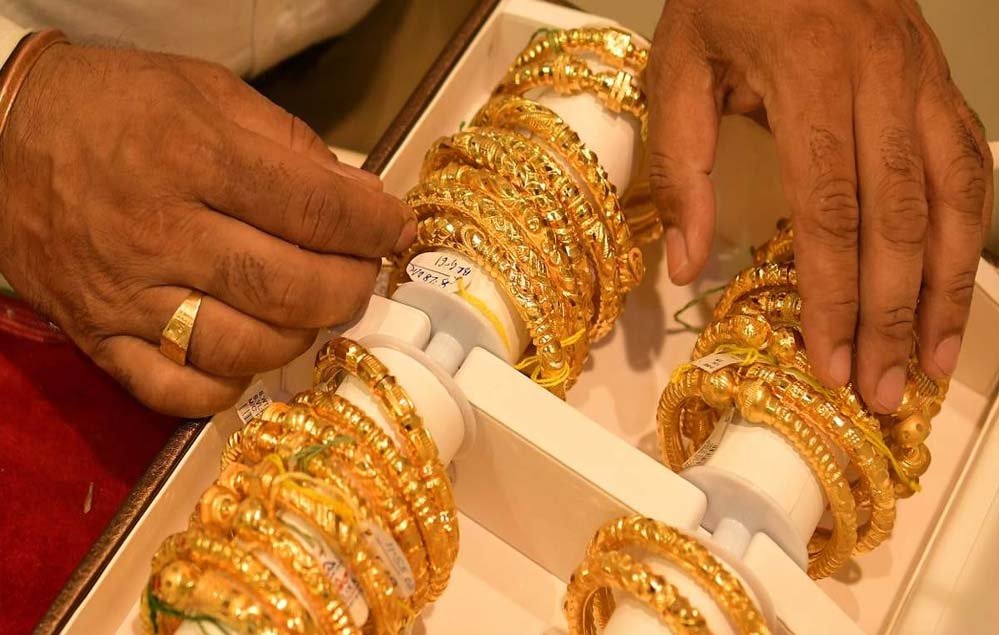 Gold Price Crash: रिकॉर्ड हाई से ₹37,000 टूटा सोना, क्या खरीदारी का यही है सबसे अच्छा मौका? Gold Price Crash: रिकॉर्ड हाई से ₹37,000 टूटा सोना, क्या खरीदारी का यही है सबसे अच्छा मौका?