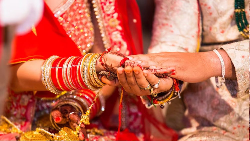 पंजाब सरकार के एक फैसले से कश्मीरी कारोबारियों की बढ़ी चिंता, शादियों के कार्ड बांटने पर लगा ब्रेक पंजाब सरकार के एक फैसले से कश्मीरी कारोबारियों की बढ़ी चिंता, शादियों के कार्ड बांटने पर लगा ब्रेक