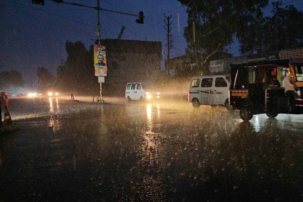 चंडीगढ़ में बारिश-आंधी का कहर, पेड़ गिरा; पंजाब में भारी बारिश का अलर्ट, सिरमौर में स्कूल-कॉलेज बंद चंडीगढ़ में बारिश-आंधी का कहर, पेड़ गिरा; पंजाब में भारी बारिश का अलर्ट, सिरमौर में स्कूल-कॉलेज बंद