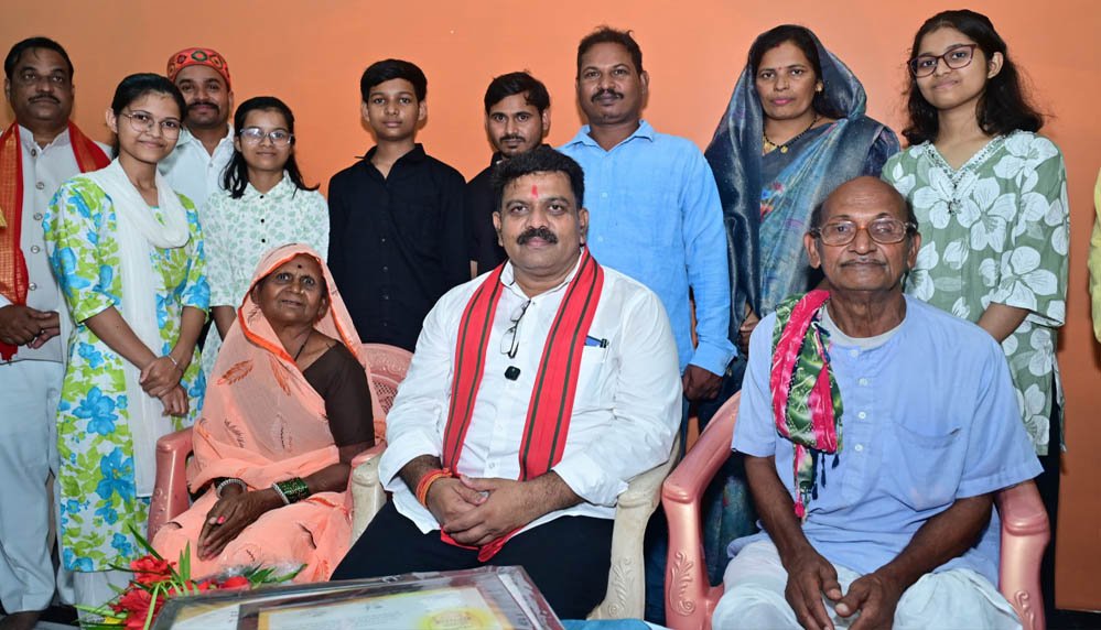 रायपुर: तीन बहनों ने एक साथ पास की नीट परीक्षा, उप मुख्यमंत्री विजय शर्मा ने घर पहुंचकर दी बधाई रायपुर: तीन बहनों ने एक साथ पास की नीट परीक्षा, उप मुख्यमंत्री विजय शर्मा ने घर पहुंचकर दी बधाई