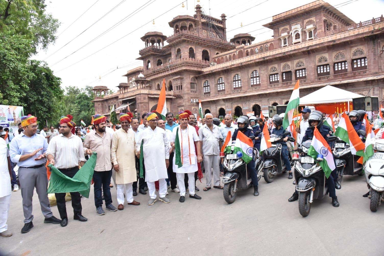 जोधपुर में ई-बाइक तिरंगा रैली, जोगाराम पटेल ने दिखाई हरी झंडी जोधपुर में ई-बाइक तिरंगा रैली, जोगाराम पटेल ने दिखाई हरी झंडी