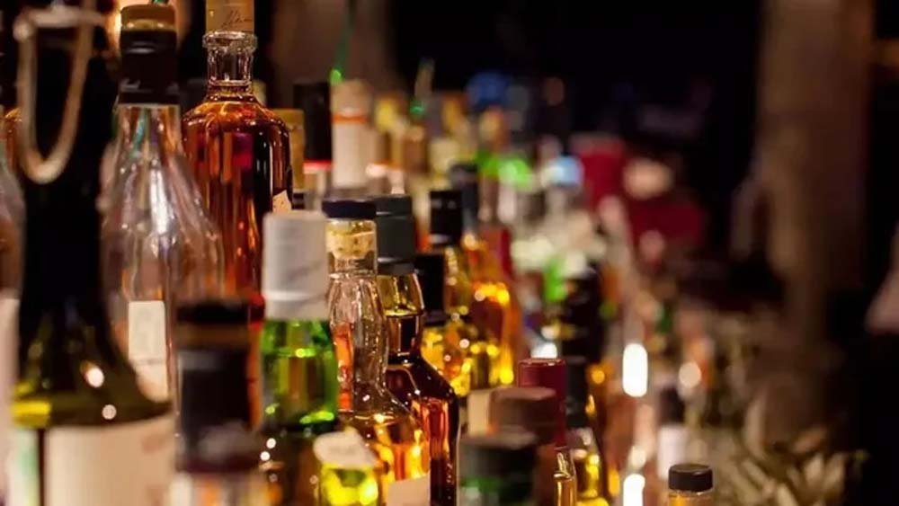 शराब घोटाला मामले में एसीबी ने तीन संदिग्धों को पूछताछ के लिए बुलाया शराब घोटाला मामले में एसीबी ने तीन संदिग्धों को पूछताछ के लिए बुलाया
