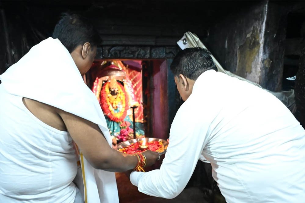 तिरंगा यात्रा के दूसरे दिवस माँ दंतेश्वरी की पूजा-अर्चना कर उप मुख्यमंत्री एवं वन मंत्री ने किया यात्रा का शुभारंभ तिरंगा यात्रा के दूसरे दिवस माँ दंतेश्वरी की पूजा-अर्चना कर उप मुख्यमंत्री एवं वन मंत्री ने किया यात्रा का शुभारंभ