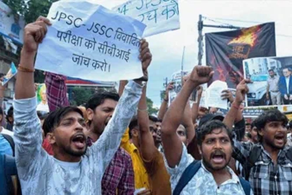 रांची में छात्र आंदोलन पर पुलिस का एक्शन, 600 प्रदर्शनकारियों पर FIR; बढ़ा तनाव रांची में छात्र आंदोलन पर पुलिस का एक्शन, 600 प्रदर्शनकारियों पर FIR; बढ़ा तनाव