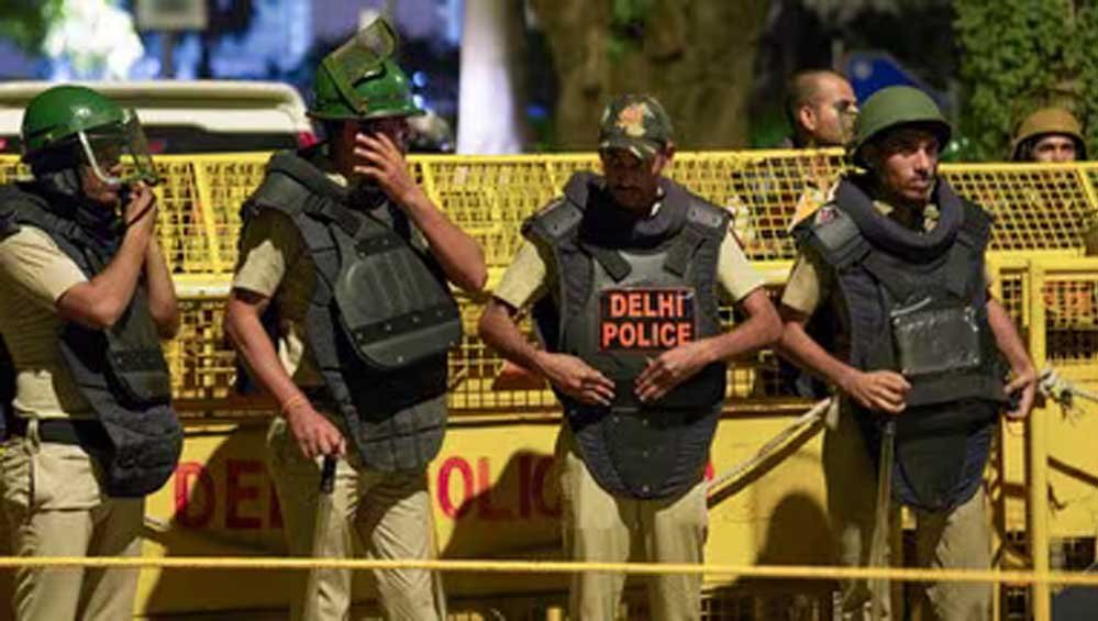 दिल्ली में 15 अगस्त से पहले हड़कंप! हाईकोर्ट, मेट्रो और IGI एयरपोर्ट को बम से उड़ाने की धमकी दिल्ली में 15 अगस्त से पहले हड़कंप! हाईकोर्ट, मेट्रो और IGI एयरपोर्ट को बम से उड़ाने की धमकी
