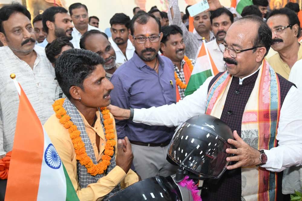 रायपुर : तिपहिया स्कूटी से बढ़ेगी दिव्यांगजनों की आत्मनिर्भरता : अरुण साव