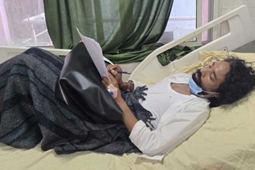 रांची में छात्रों का ‘एडमिट कार्ड आंदोलन’ तेज, अस्पताल में भी देवेंद्र महतो की भूख हड़ताल जारी रांची में छात्रों का ‘एडमिट कार्ड आंदोलन’ तेज, अस्पताल में भी देवेंद्र महतो की भूख हड़ताल जारी