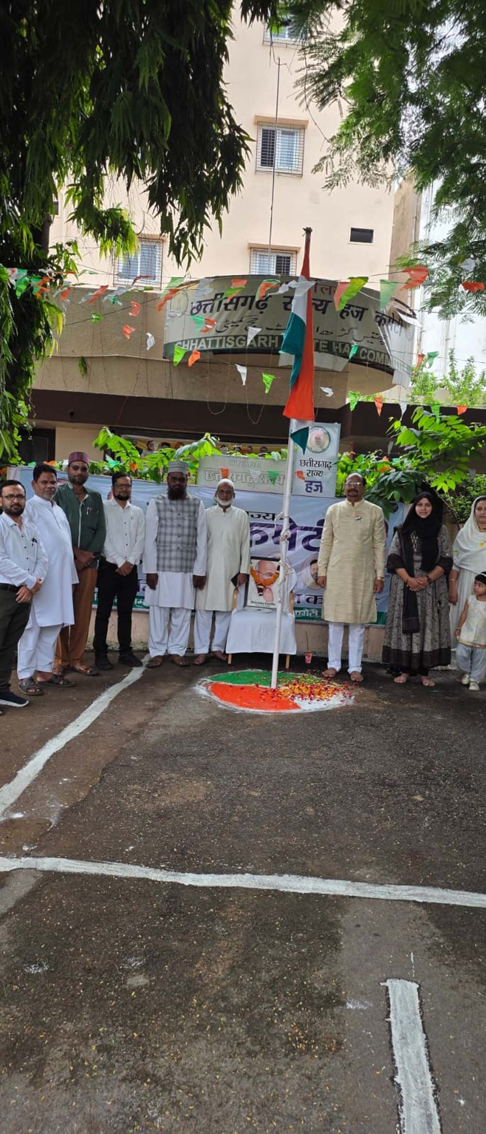 मिर्ज़ा एजाज़ बेग ने हज कमेटी कार्यालय में किया ध्वजारोहण