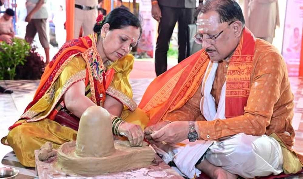 मुख्यमंत्री विष्णुदेव साय ने सावन सोमवार और नागपंचमी पर फलेश्वरनाथ महादेव की पूजा-अर्चना की
