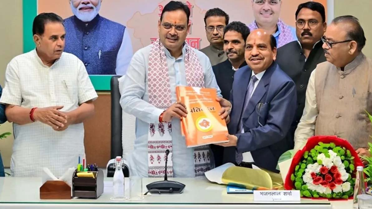 राजस्थान में OBC आरक्षण की तैयारी तेज, आयोग ने CM भजनलाल को सौंपी 900 पन्नों की रिपोर्ट राजस्थान में OBC आरक्षण की तैयारी तेज, आयोग ने CM भजनलाल को सौंपी 900 पन्नों की रिपोर्ट
