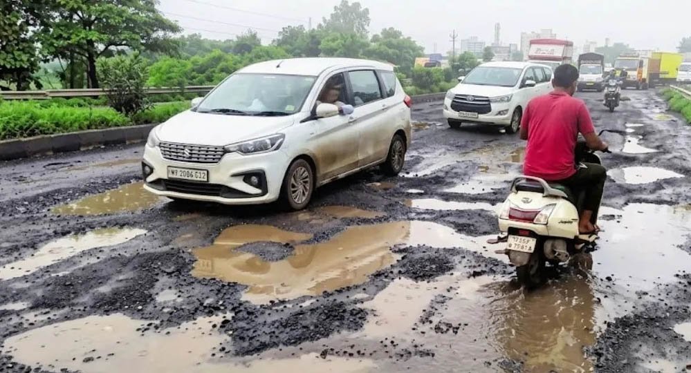 सड़कें बनीं मौत का जाल, गड्ढों में उतरकर फूटा जनता का गुस्सा: कांग्रेस-भाजपा एक मंच पर, नगर पंचायत की कार्यशैली पर गंभीर सवाल सड़कें बनीं मौत का जाल, गड्ढों में उतरकर फूटा जनता का गुस्सा: कांग्रेस-भाजपा एक मंच पर, नगर पंचायत की कार्यशैली पर गंभीर सवाल