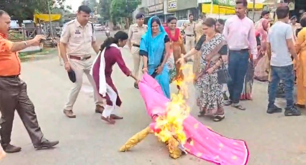 महिलाओं के सम्मान पर सियासत गरम: केंद्रीय मंत्री प्रह्लाद जोशी और सांसद कंगना रनौत के खिलाफ महिला कांग्रेस का उग्र प्रदर्शन, सार्वजनिक माफी की मांग महिलाओं के सम्मान पर सियासत गरम: केंद्रीय मंत्री प्रह्लाद जोशी और सांसद कंगना रनौत के खिलाफ महिला कांग्रेस का उग्र प्रदर्शन, सार्वजनिक माफी की मांग
