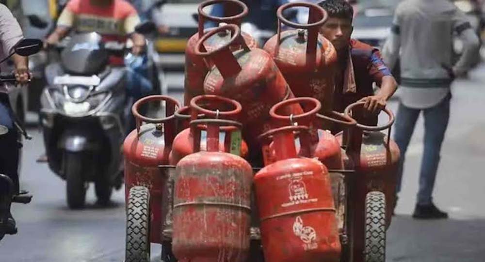 एलपीजी संकट से निपटने के लिए मोदी सरकार का बड़ा फैसला, कंपनियों को मिला उत्पादन लक्ष्य एलपीजी संकट से निपटने के लिए मोदी सरकार का बड़ा फैसला, कंपनियों को मिला उत्पादन लक्ष्य