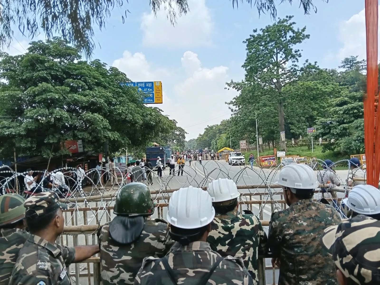 JPSC-JSSC आंदोलन के 18वें दिन छात्रों ने तोड़ी बैरिकेडिंग, विधानसभा की ओर बढ़ा कूच JPSC-JSSC आंदोलन के 18वें दिन छात्रों ने तोड़ी बैरिकेडिंग, विधानसभा की ओर बढ़ा कूच