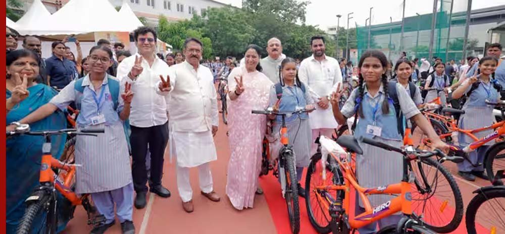 दिल्ली में 1.40 लाख छात्राओं को मिलेंगी मुफ्त साइकिल, विद्या वाहिनी योजना शुरू दिल्ली में 1.40 लाख छात्राओं को मिलेंगी मुफ्त साइकिल, विद्या वाहिनी योजना शुरू
