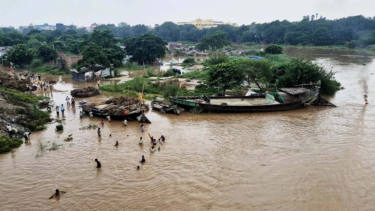 पटना में गंगा उफान पर, गांधी घाट पर खतरे के निशान से 57 सेमी ऊपर पहुंचा जलस्तर