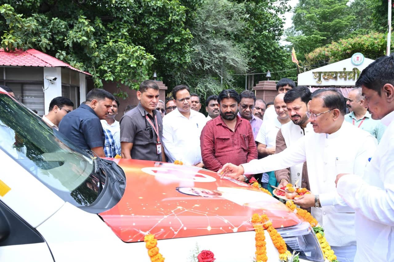 मुख्यमंत्री विष्णु देव साय ने धरसींवा विधानसभा को दी निःशुल्क एम्बुलेंस की सौगात मुख्यमंत्री विष्णु देव साय ने धरसींवा विधानसभा को दी निःशुल्क एम्बुलेंस की सौगात