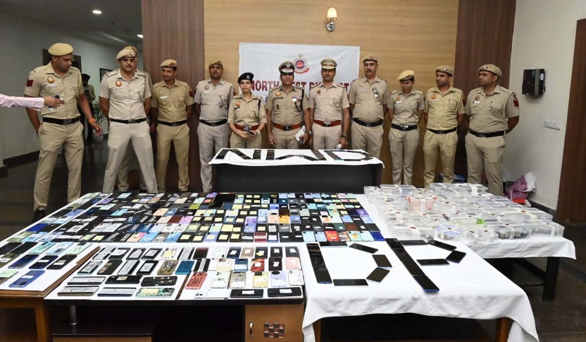 दिल्ली पुलिस का ऑपरेशन प्रहार, 72 घंटे में 390 चोरी के मोबाइल और 66 वाहन बरामद दिल्ली पुलिस का ऑपरेशन प्रहार, 72 घंटे में 390 चोरी के मोबाइल और 66 वाहन बरामद