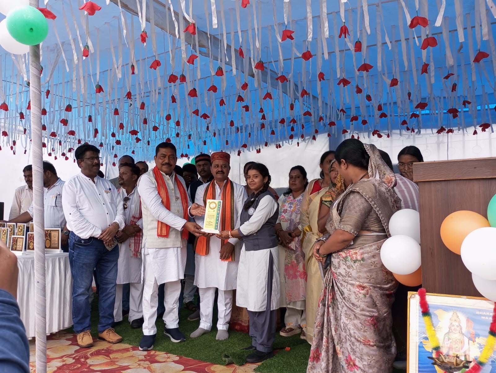 प्रतिभा सम्मान से नई लेदरी में खिला शिक्षा का गौरव, मेधावी छात्राओं को मिला पुरस्कार