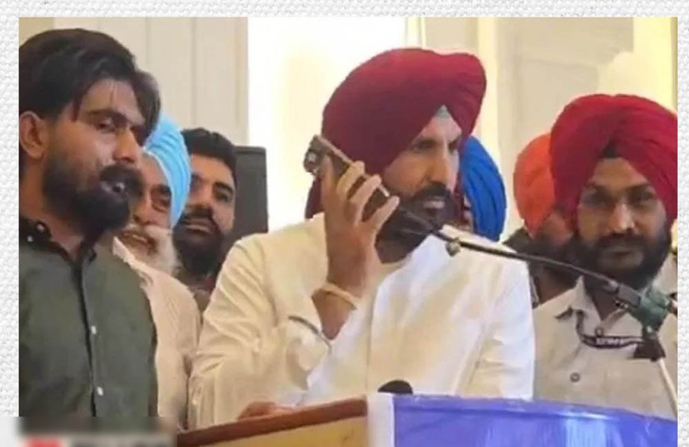 राजा वड़िंग नए विवाद में घिरे, मंच पर बुलाया चन्नी समर्थक निकला तस्करी का आरोपी; AAP का हमला राजा वड़िंग नए विवाद में घिरे, मंच पर बुलाया चन्नी समर्थक निकला तस्करी का आरोपी; AAP का हमला