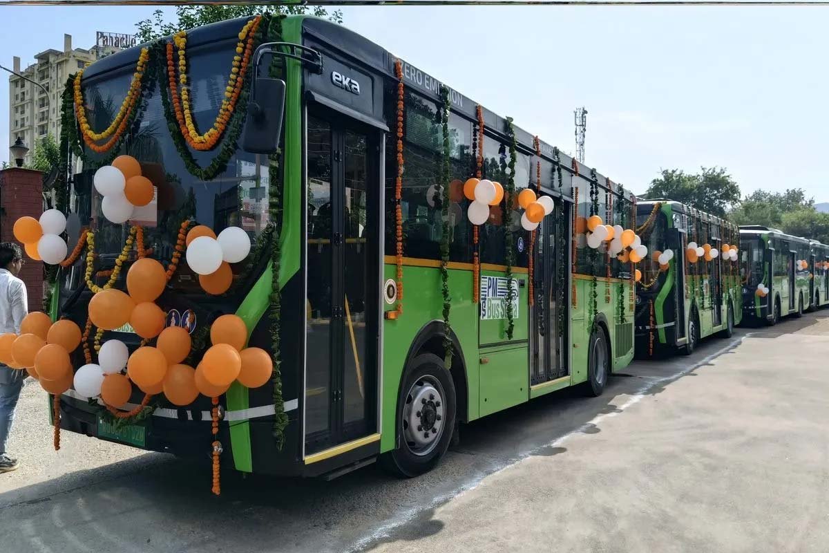 अलवर में शुरू हुई ई-बस सेवा, 50 बसों से शहर के 9 रूटों पर सुधरेगा सार्वजनिक परिवहन अलवर में शुरू हुई ई-बस सेवा, 50 बसों से शहर के 9 रूटों पर सुधरेगा सार्वजनिक परिवहन