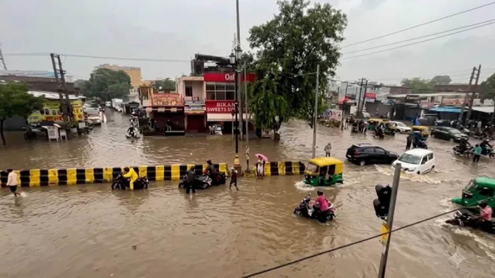 दिल्ली में बारिश ने तोड़ा 15 साल का रिकॉर्ड, 7 डिग्री गिरा पारा; गुरुग्राम में आज रेड अलर्ट दिल्ली में बारिश ने तोड़ा 15 साल का रिकॉर्ड, 7 डिग्री गिरा पारा; गुरुग्राम में आज रेड अलर्ट