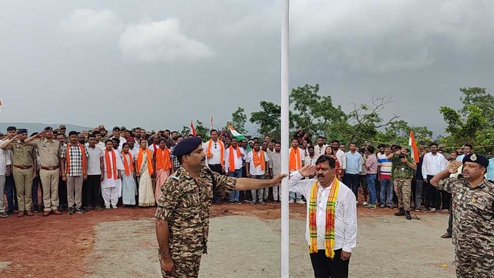 कर्रेगुट्टा पर पहुंची बस्तर तिरंगा यात्रा, उप मुख्यमंत्री  विजय शर्मा ने फहराया तिरंगा