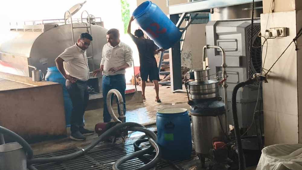 CG में वैद्य फूड प्रोडक्ट पर खाद्य विभाग की छापेमारी, 300 किलो पनीर किया सील CG में वैद्य फूड प्रोडक्ट पर खाद्य विभाग की छापेमारी, 300 किलो पनीर किया सील