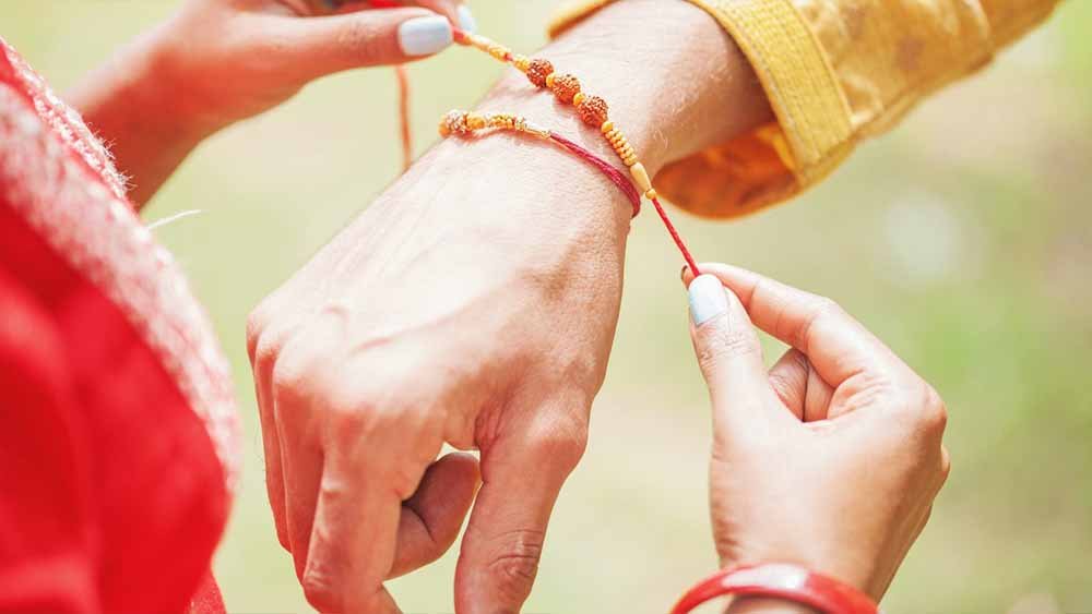 बंदूक छोड़ राखी बना रहीं नक्सली बहनें, बदल रही जिंदगी की राह बंदूक छोड़ राखी बना रहीं नक्सली बहनें, बदल रही जिंदगी की राह