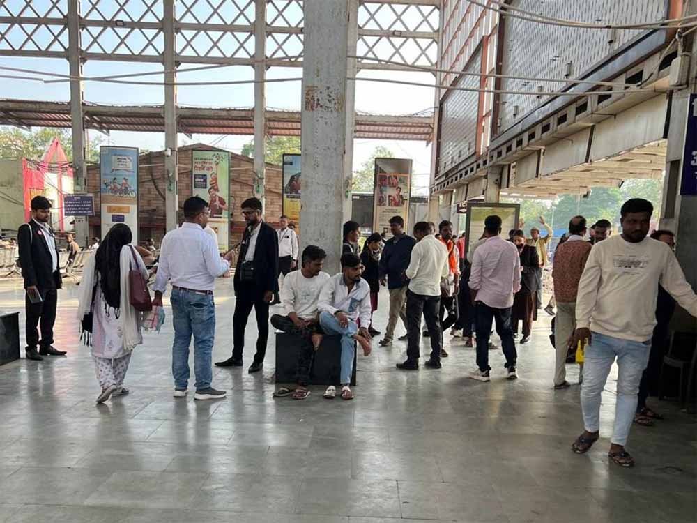 15 अगस्त से पहले बिलासपुर रेलवे स्टेशन पर सघन चेकिंग, GRP-RPF ने बढ़ाई सुरक्षा 15 अगस्त से पहले बिलासपुर रेलवे स्टेशन पर सघन चेकिंग, GRP-RPF ने बढ़ाई सुरक्षा