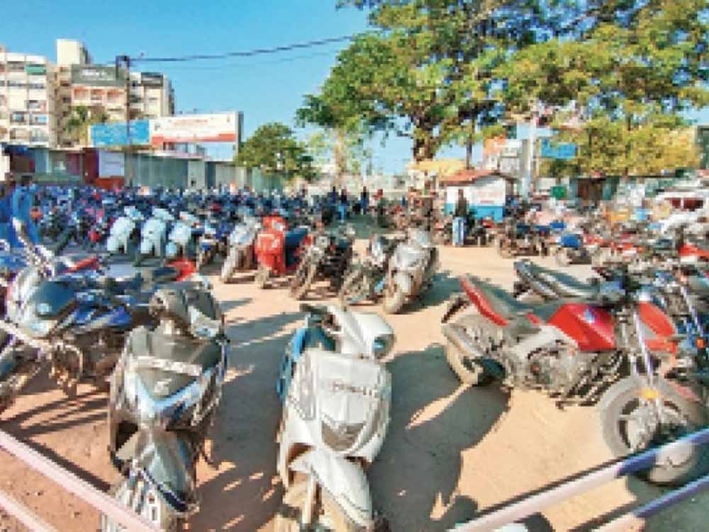 रायपुर स्टेशन पर RPF का बड़ा एक्शन, नो पार्किंग और अवैध वेंडरों पर कार्रवाई; 3800 लोग पकड़े गए रायपुर स्टेशन पर RPF का बड़ा एक्शन, नो पार्किंग और अवैध वेंडरों पर कार्रवाई; 3800 लोग पकड़े गए
