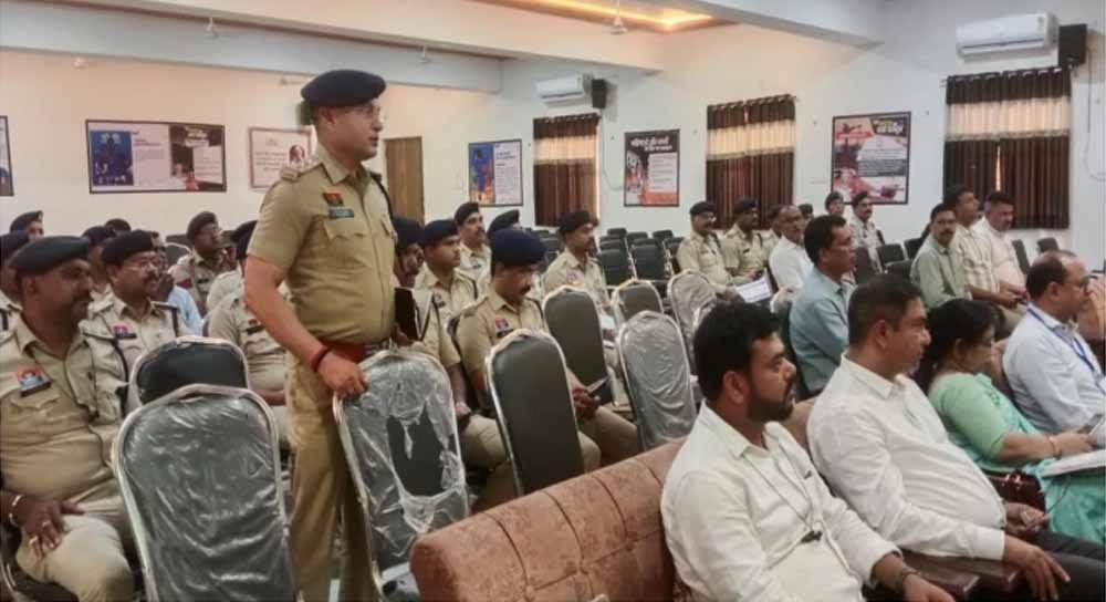 बिलासपुर SSP ने 83 पुलिस अधिकारी-कर्मचारियों को किया सम्मानित, उत्कृष्ट कार्य पर मिला पुरस्कार बिलासपुर SSP ने 83 पुलिस अधिकारी-कर्मचारियों को किया सम्मानित, उत्कृष्ट कार्य पर मिला पुरस्कार