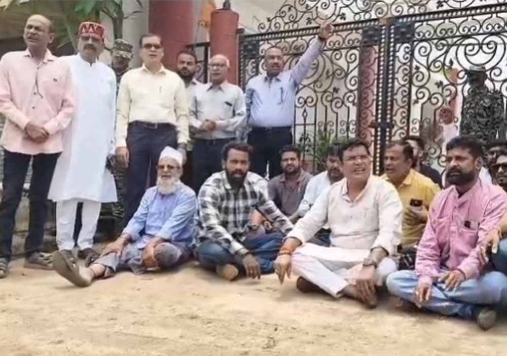 ED की बड़ी कार्रवाई: रामगोपाल के बाद कारोबारी अनूप अग्रवाल के ठिकानों पर भी छापेमारी ED की बड़ी कार्रवाई: रामगोपाल के बाद कारोबारी अनूप अग्रवाल के ठिकानों पर भी छापेमारी