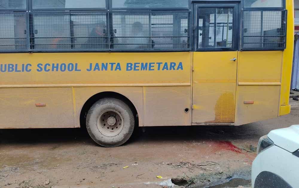 CG में स्कूल बस अनियंत्रित होकर पलटी, 18 बच्चे घायल; मची चीख-पुकार