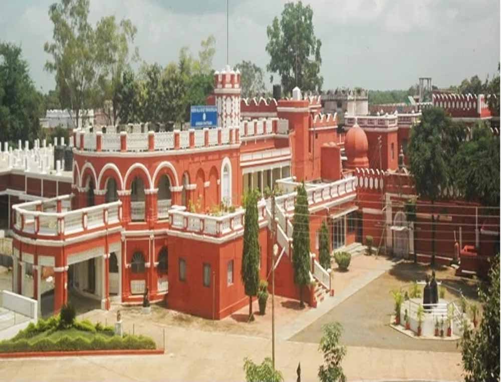 CG के खैरागढ़ में 230 साल पुरानी लिथोग्राफी कला आज भी जीवित, जर्मनी के पत्थरों पर सीख रहे छात्र CG के खैरागढ़ में 230 साल पुरानी लिथोग्राफी कला आज भी जीवित, जर्मनी के पत्थरों पर सीख रहे छात्र