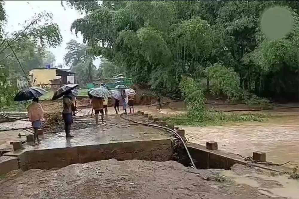 छत्तीसगढ़ में बारिश बनी आफत, सड़क-पुल बहने से कई गांवों का संपर्क बाधित छत्तीसगढ़ में बारिश बनी आफत, सड़क-पुल बहने से कई गांवों का संपर्क बाधित