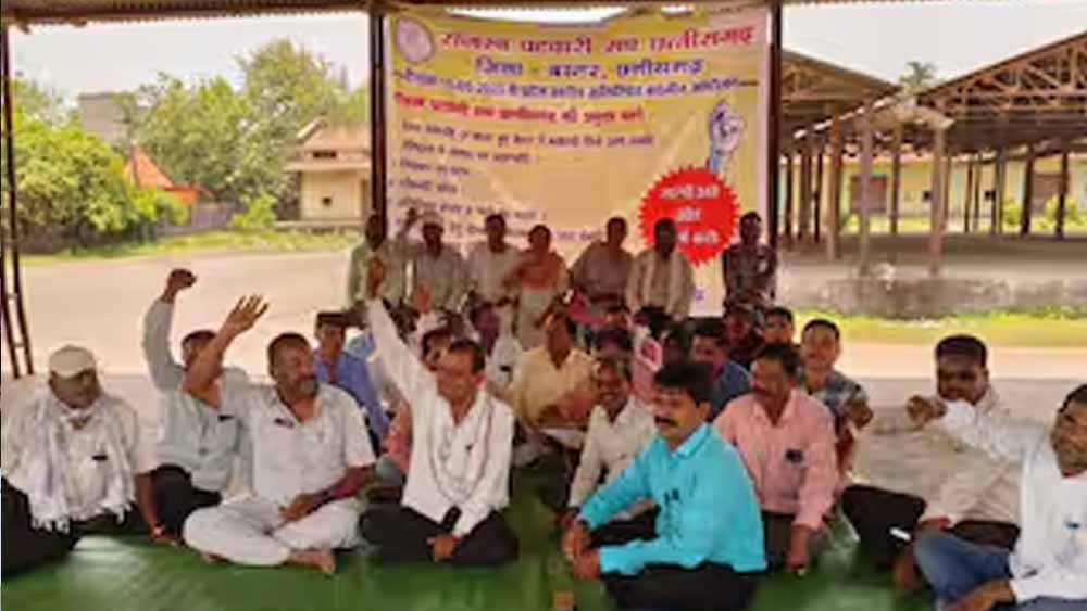 CG में पटवारी हड़ताल पर, पदोन्नति और वेतन विसंगति दूर करने की मांग तेज CG में पटवारी हड़ताल पर, पदोन्नति और वेतन विसंगति दूर करने की मांग तेज