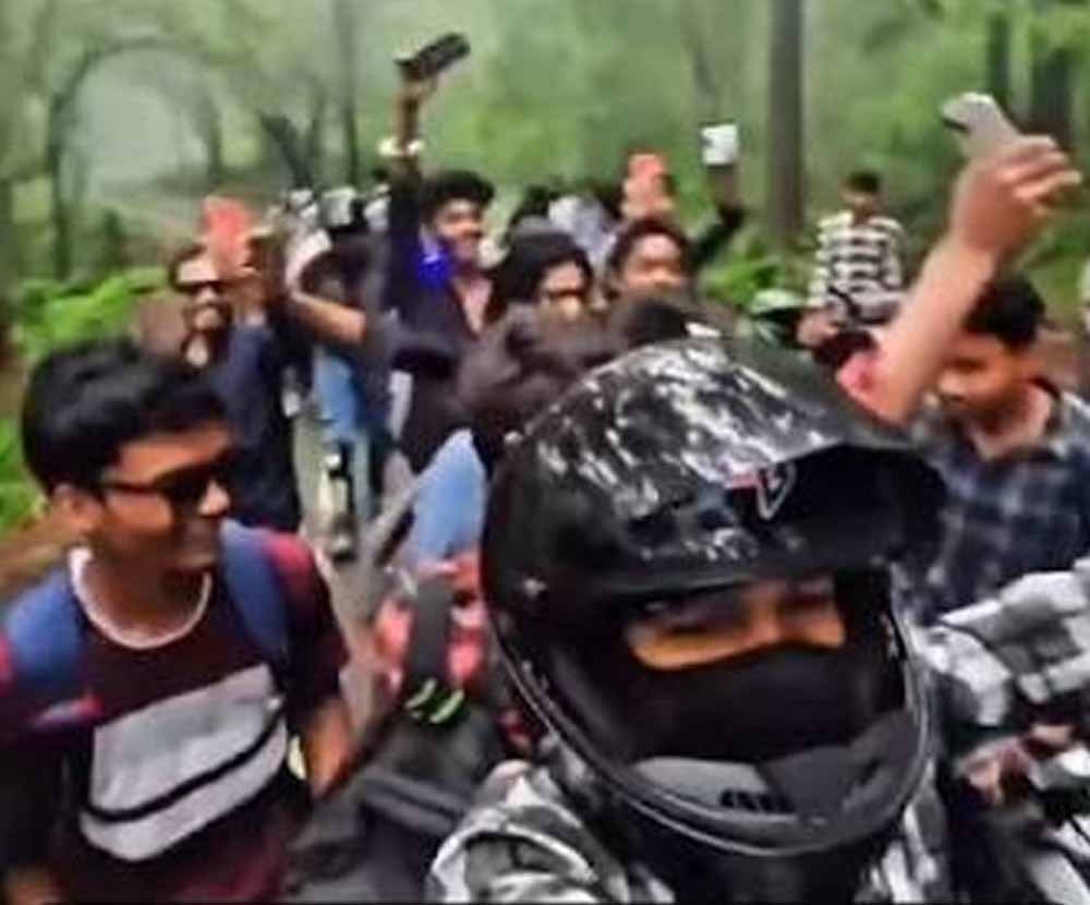 CG में स्टंटबाज बाइकर्स गैंग पर पुलिस का एक्शन, कान पकड़कर माफी मांगने पर मजबूर हुए युवक CG में स्टंटबाज बाइकर्स गैंग पर पुलिस का एक्शन, कान पकड़कर माफी मांगने पर मजबूर हुए युवक