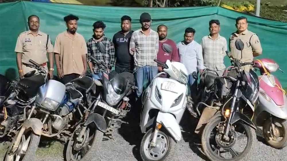7 जुआरियों पर पुलिस की कार्रवाई, ₹2.01 लाख की सामग्री और 6 दोपहिया वाहन जब्त 7 जुआरियों पर पुलिस की कार्रवाई, ₹2.01 लाख की सामग्री और 6 दोपहिया वाहन जब्त
