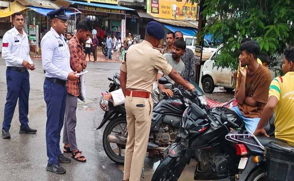 CG में ट्रैफिक नियम तोड़ने वालों पर कार्रवाई, 1035 वाहन चालकों से वसूला 5 लाख रुपये जुर्माना CG में ट्रैफिक नियम तोड़ने वालों पर कार्रवाई, 1035 वाहन चालकों से वसूला 5 लाख रुपये जुर्माना