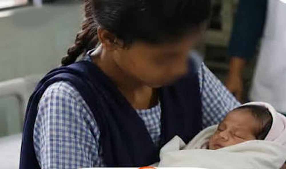 CG के ‘गुरुकुल’ में नाबालिग छात्रा के बच्चे को जन्म देने का मामला, SIT जांच की उठी मांग CG के ‘गुरुकुल’ में नाबालिग छात्रा के बच्चे को जन्म देने का मामला, SIT जांच की उठी मांग