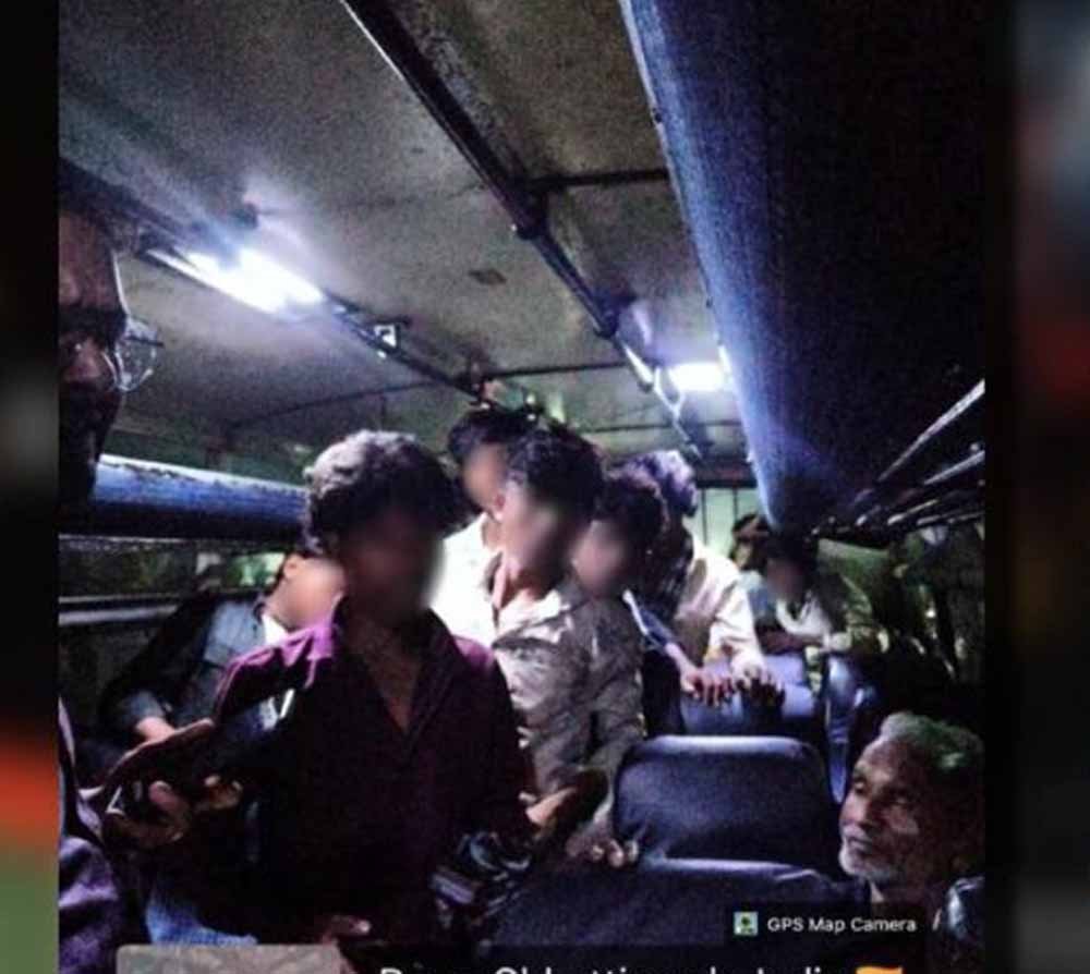 छत्तीसगढ़ में बड़ी कार्रवाई, फैक्ट्री ले जाए जा रहे 16 बच्चों का रेस्क्यू, नियोक्ता गिरफ्तार छत्तीसगढ़ में बड़ी कार्रवाई, फैक्ट्री ले जाए जा रहे 16 बच्चों का रेस्क्यू, नियोक्ता गिरफ्तार