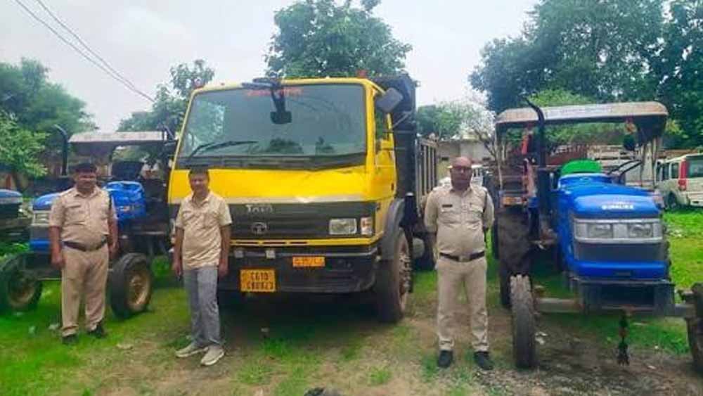 दुर्ग में अवैध खनिज परिवहन पर बड़ी कार्रवाई, वाहनों पर लगाया गया जुर्माना दुर्ग में अवैध खनिज परिवहन पर बड़ी कार्रवाई, वाहनों पर लगाया गया जुर्माना
